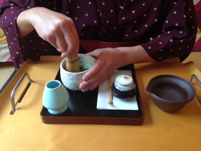 Préparation d'un thé vert japonais Matcha : Chawan, Chasen